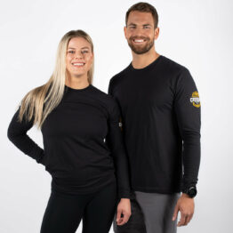 CrossFit Sarpsborg Long Sleeve, Mann og kvinne avbilder forfra iført sort langermet genser med logoen til CROSSFIT Sarpsborg på overarmen