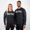 actic long sleeve, Mann og kvinne avbildet forfra iført mørk grå langermet genser, med ACITC skrevet i hvit over brystet.