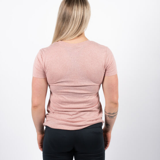 Kvinne avbildet bakfra iført en lys rosa t-skjorte.