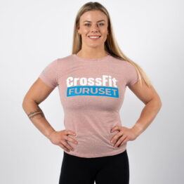 CrossFit Furuset, Kvinne avbildet forfra iført en lys rosa t-skjorte med logoen til CROSSFIT Furuset over brystet