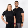 En mann og en kvinne avbildet forfra iført sorte t-skjorter.