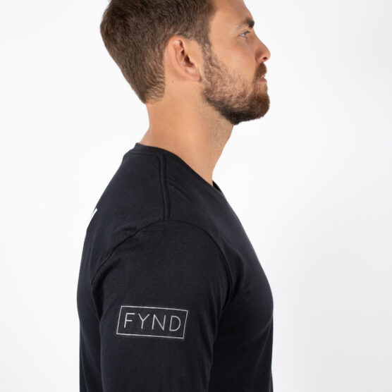 Øvre del av overkroppen til en mann iført en sort genser, avbildet sidelengs. Med følgende logo på skulderen; Et hvitt rektangel med skriften FYND plassert i midten i store bokstaver