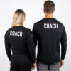 En mann og en kvinne avbildet bakfra iført langermeet sort genser med skriften COACH i hvit skrift på øvre dele av ryggen.