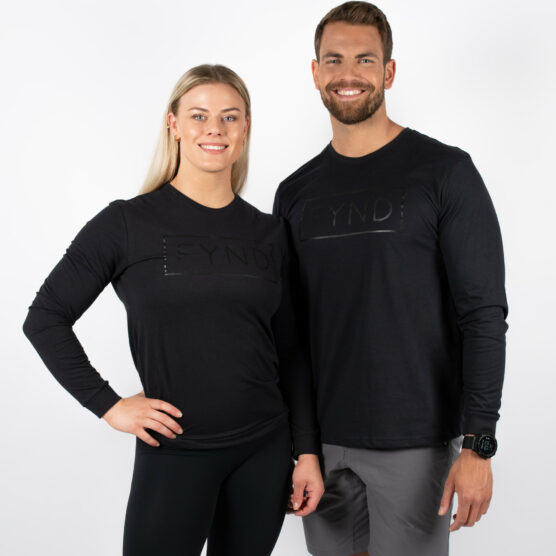 Mann og kvinne avbildet forfra iført sort langermet genser. Med teksten FYND skrevet i et rektangel i sort midt på brystet.