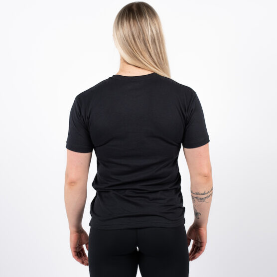 Kvinne avbildet bakfra iført en helt svart t-skjorte