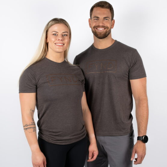 Mann og Kvinne avbildet forfra iført kaffebrun t-skjorte med teksten FYND skrevet i et rektangel i brun skrift.