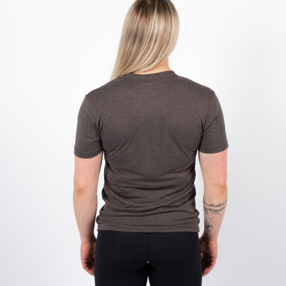 Kvinne avbildet bakfra iført en kaffebrun t-skjorte