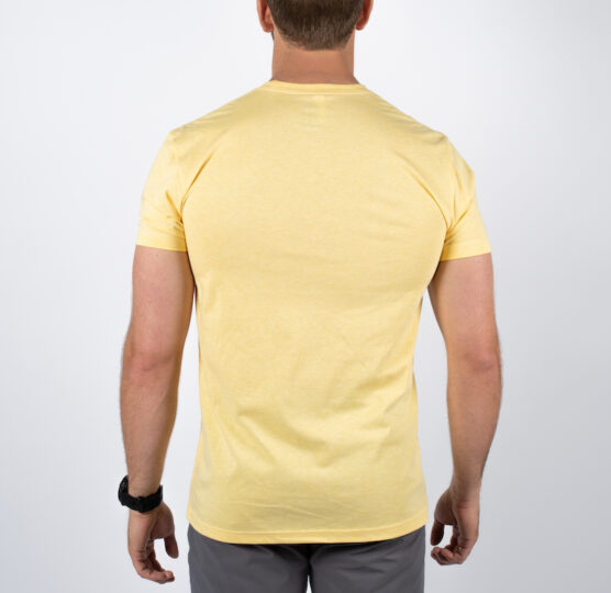 Mann avbildet bakfra iført en lys gul t-skjorte