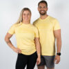 Mann og kvinne avbildet forfra iført en lys gul t-skjorte med skriften FYND skrevet i et rektangel med gul skrift midt på brystet.