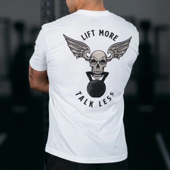 Lift More Talk Less T-shirt, mann i hvit trøye med trykk på ryggen