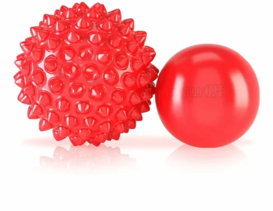 To røde baller. En rund og glatt, og en med tagger.