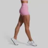 Botty short, treningsshorts. Beina til en kvinne som har på seg en rosa shorts fra New Heights. Shortsen er høy i livet.