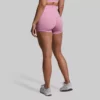 Beina til en kvinne som har på seg en rosa shorts fra New Heights. Shortsen er høy i livet.