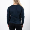 Kvinne stående med ryggen til iført mørkblå genser med CF Lensmannslia-logo.