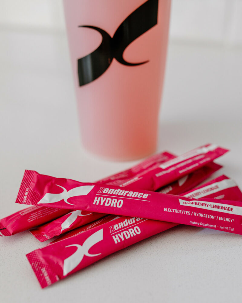 Bilde av rosa porsjonspakker av sportsdrikken Hydro Raspberry Lemonade på en benk.