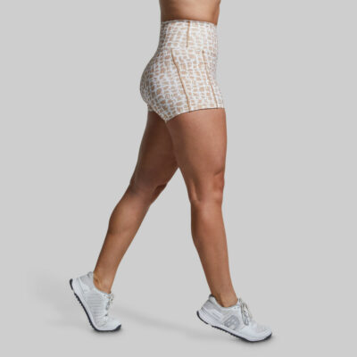 Synergy Short (Cobblestone) treningsshorts. Kvinne med hvit og lysebrun mønstrete trenings-shorts med lomme på én side.