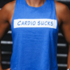 Cardio Sucks Tank Trenings tank. Kvinne iført blå treningstopp med skrift foran. Teksten sier "Cardio Sucks".