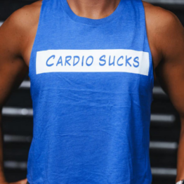 Cardio Sucks Tank Trenings tank. Kvinne iført blå treningstopp med skrift foran. Teksten sier "Cardio Sucks".