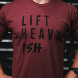 Lift Heavy Ish t-shirt (Maroon) T-skjorte fra 2pood. Mann iført mørkerød t-skjorte med sort tekst foran. Teksten sier "Lift Heavy Ish".