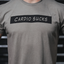 Cardio Sucks T-shirt fra 2pood. t-skjorte herre. Mann iført lysebrun/grå t-skjorte med tekst foran. Teksten sier "Cardio Sucks".