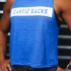 Kvinne iført blå treningstopp med skrift foran. Teksten sier "Cardio Sucks".