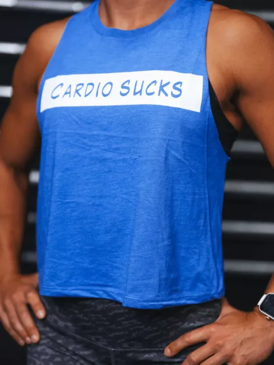Kvinne iført blå treningstopp med skrift foran. Teksten sier "Cardio Sucks".