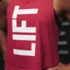 Kvinne iført rød treningstopp med hvit vertikal skrift foran. Teksten sier "Lift".