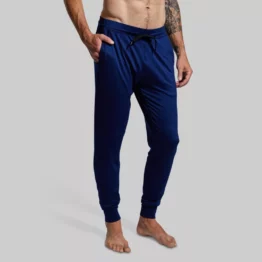 joggebukse Mann med mørkeblå joggebukse med lommer foran og bak. Buksen har knyting i livet.