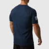 Mann med ryggen vendt mot kamera, iført en marineblå treningstrøye