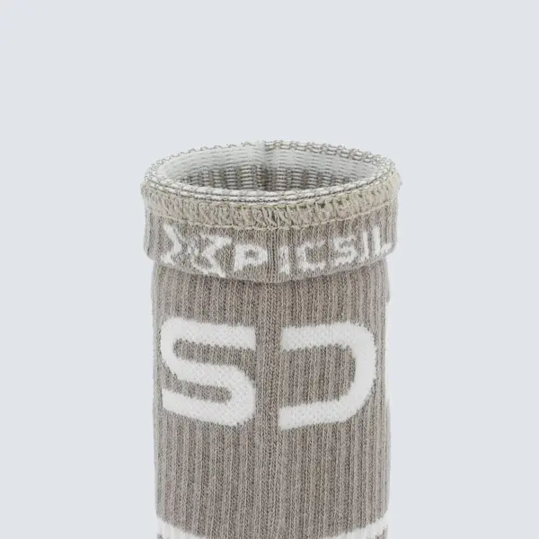 Wristbands til trening fra Picsil. De er brune med hvite striper og teksten "Picsil" i hvit farge.