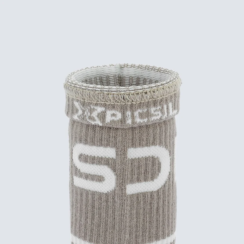 Wristbands til trening fra Picsil. De er brune med hvite striper og teksten "Picsil" i hvit farge.