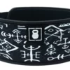 Løftebelte fra 2POOD på hvit bakgrunn. Beltet er sort og har hvitt rune-inspirert mønster.