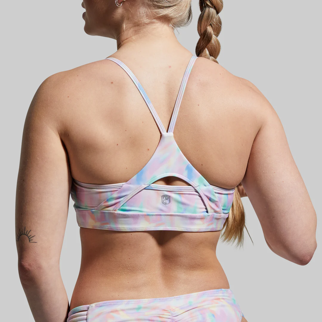 fargerik bikini top, overdel med to tråder som krysser i ryggen. sett bakfra