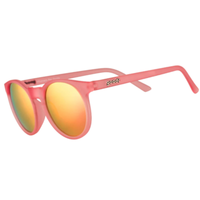 Retro solbriller fra Goodr, Lys rosa med oransje glass, mot hvit bakgrunn