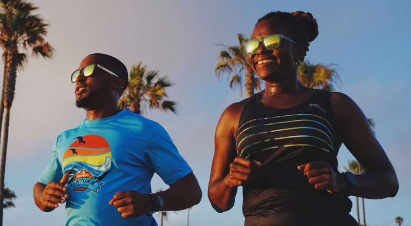 to som jogger med goodr løpesolbriller