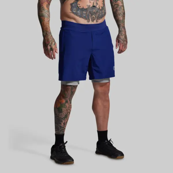 Versatile Short (cobalt) treningsshorts til herre, Med innershorts i blå farge, bilden viser mann fra mage til kne med denne shortsen på
