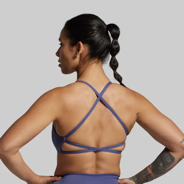 Serenity Sports Bra (deep sky) minimalistisk sports-bh, bilden viser ryggen på en dame som har på seg den sports-bhen, deep sky er egentlig blå eller lilla farge