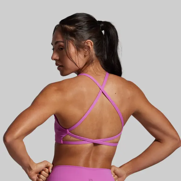 Serenity Sports Bra (viola) minimalistisk sports-bh, bilden viser ryggen på en dame som har på seg den sports-bhen, vila er rosa farge