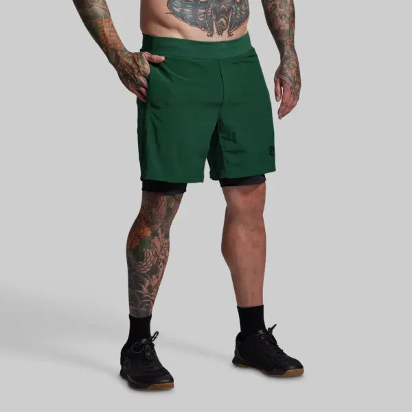 Versatile Short (grove) treningsshorts til herre, Med innershorts i grønn farge, bilden viser mann fra mage til kne med denne shortsen på