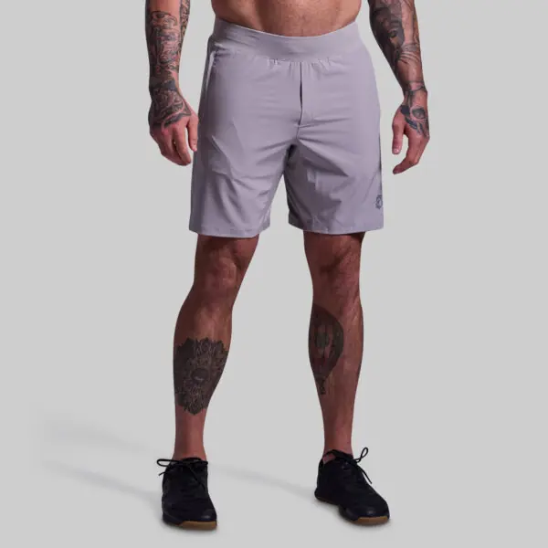 versatile shorts i fargen stone som er grå farge. på bilde er mann med shorts på og bilden visen fra live ned til svarte sko.