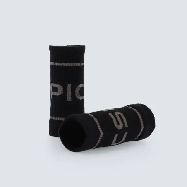 Picsil wristband i svart. Wristbands til trening, fra Picsil. De er svarte med grå striper og teksten "Picsil" i grå farge.