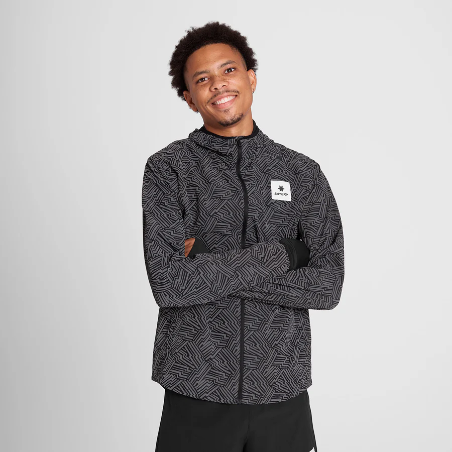 Saysky M Reflective blaze Jacket. Løpejakke i svart farge med saysky logo på venstre bryst.